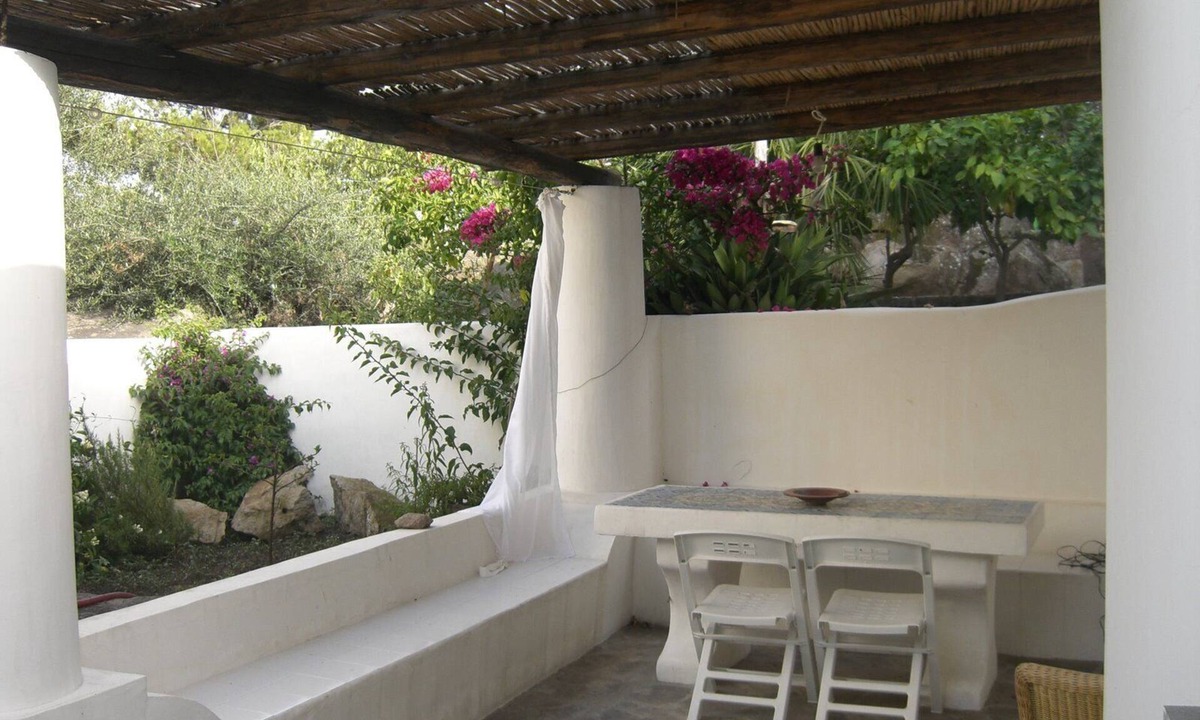 Panarea Apartment | Cottage with large garden in the center of Panarea