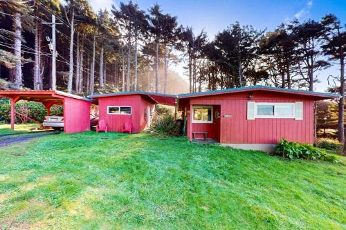Yachats House | Cottage with Panoramic Ocean Views in Quiet Area - Dogs OK