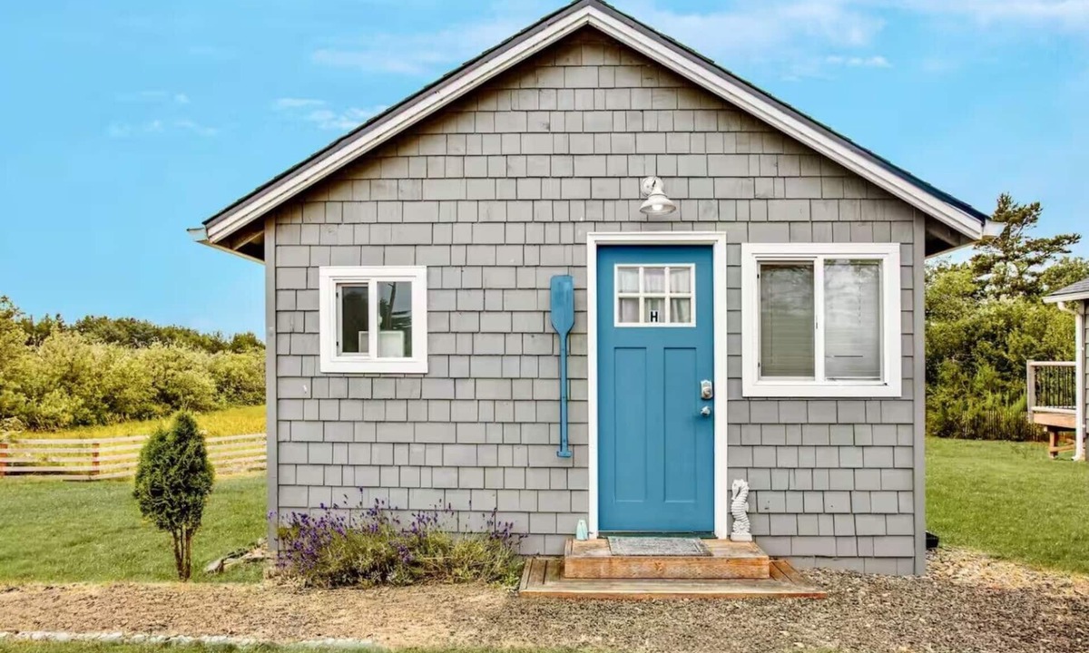 Grayland Cottage | Cottage with Sun Deck | Private Deck | Hot Tub