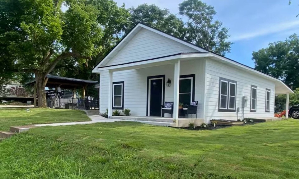 Cotter House | Cotter White House, Entire home in Cotter, Arkansas