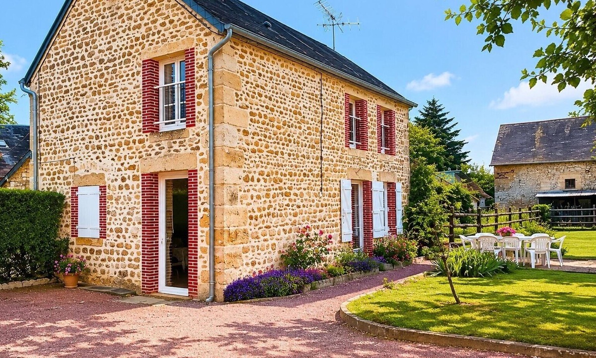 Sainte-Scolasse-sur-Sarthe House | Country House with Private Terrace, Garden, and Wi-Fi in Sainte-Scolasse-sur-Sarthe