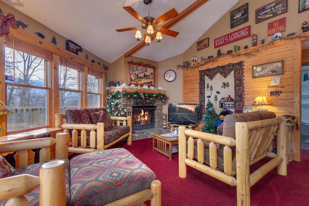 Gatlinburg House | Country Cozy, 2 Bedroom, Pool Access, Hot Tub, Fireplace, Sleeps 6