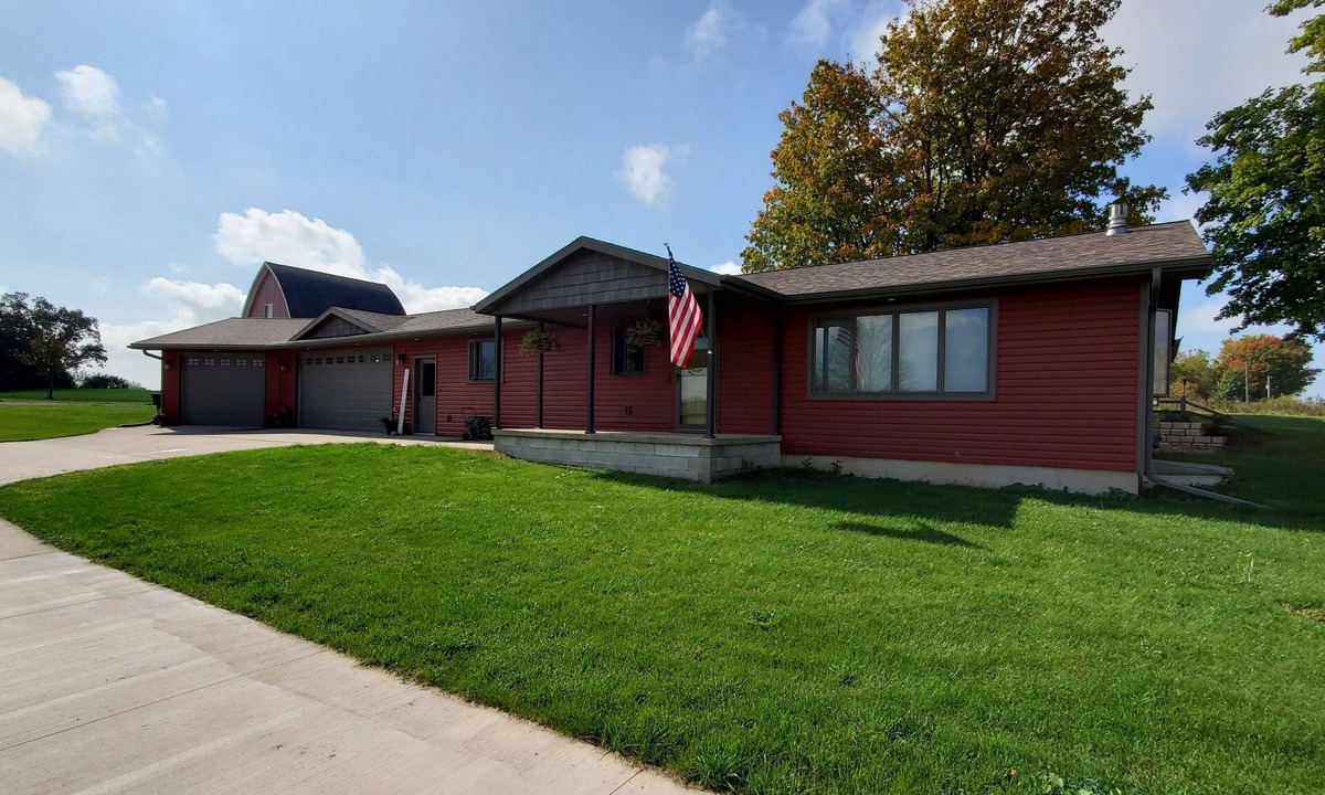 Pickett House | Country home 1/2 hour from EAA Oshkosh