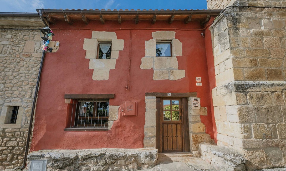 Miranda de Ebro House | Country House 'El Campanario' with Mountain View, Private Terrace and Private Garden