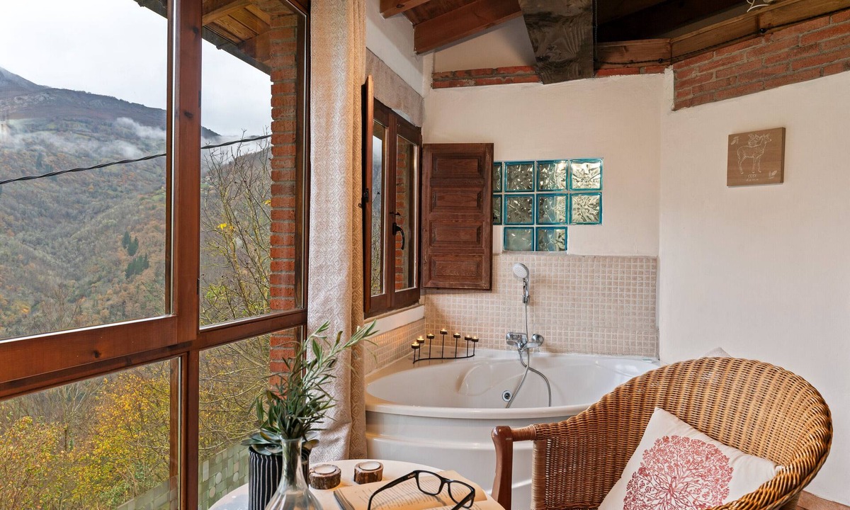Proaza House | Country House 'El Carbayu, Jacuzzi Y Vistas' with Mountain View, Private Terrace and Wi-Fi