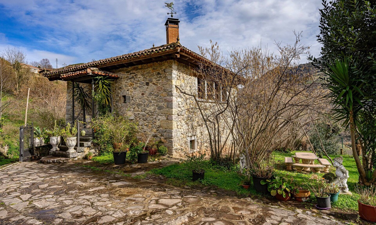 Santo Adriano House | Country House 'La Casa De La Torre' with Mountain View, Private Terrace and Wi-Fi