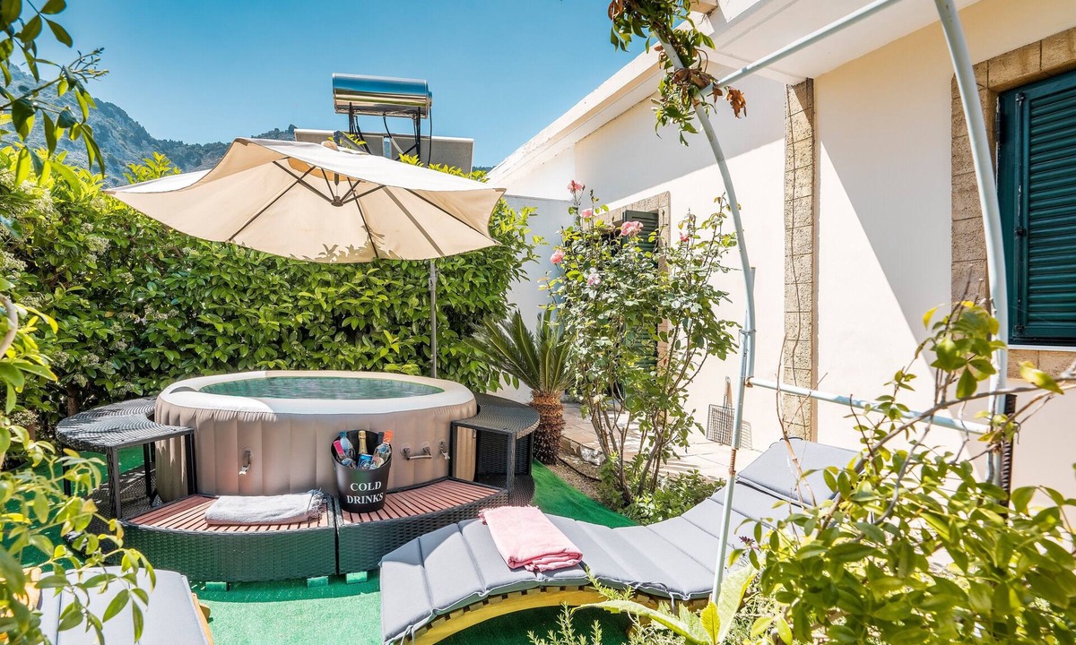 Salakos House | Country House 'Villa Di Lucia' with Mountain View, Wi-Fi and Air Conditioning