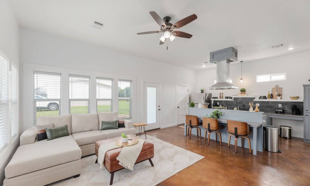 La Grange House | Country Retreat Near Downtown, Winery and Brewery