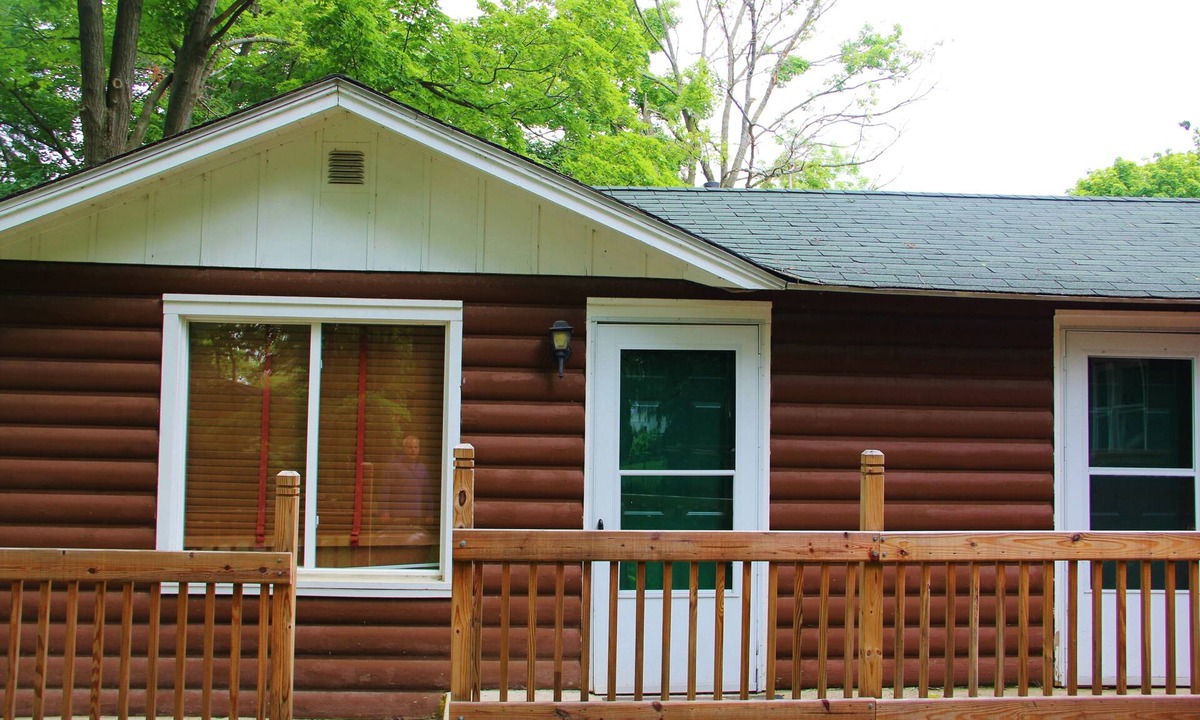 Williams Bay Cabin | “Couples’ Cozy Cabin – King Bed, Walk to Geneva Lake”