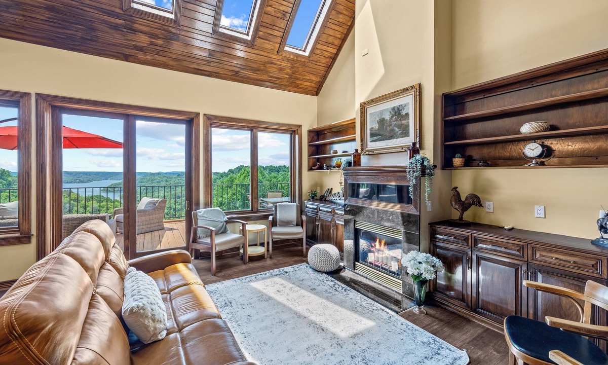 Silver Point House | Couples Getaway at Leeric Lodge Views of Mtns & Center Hill Lake, Hot Tub & Pool
