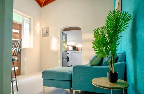 Green Garden Apartment | Couples Hideaway, King Bed- 5 Mins to Beach & Oistins- Golden Teal