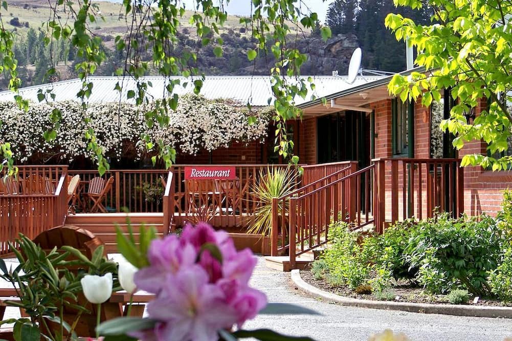 Lake Roxburgh Village Cabin | Couples' Holiday on Lake Roxburgh in Central Otago, New Zealand