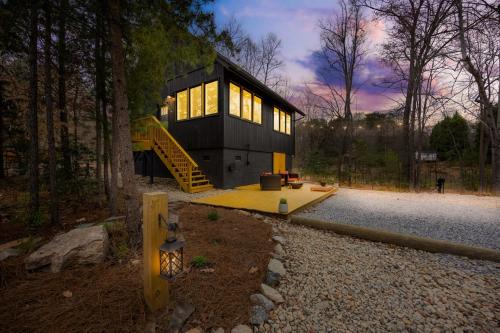 Terrell House | Couples Retreat, Yard Games, Firepit, Paddleboards