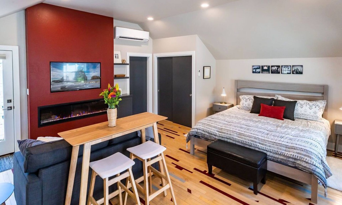 Historic Railroad District Cottage | Courtside Cottage - WalkScore 93 - Dog Friendly