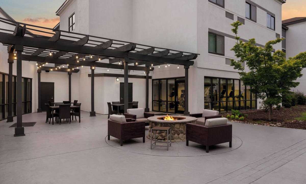 Paw Creek Hotel | Courtyard by Marriott Charlotte Airport North