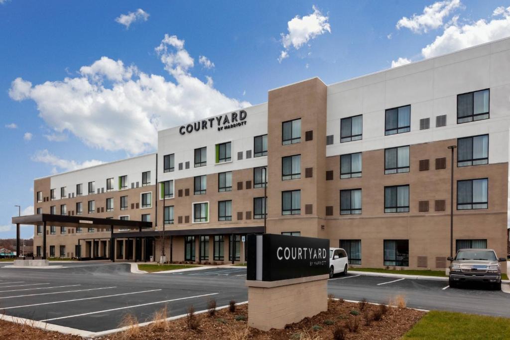 Okemos Hotel | Courtyard by Marriott East Lansing Okemos