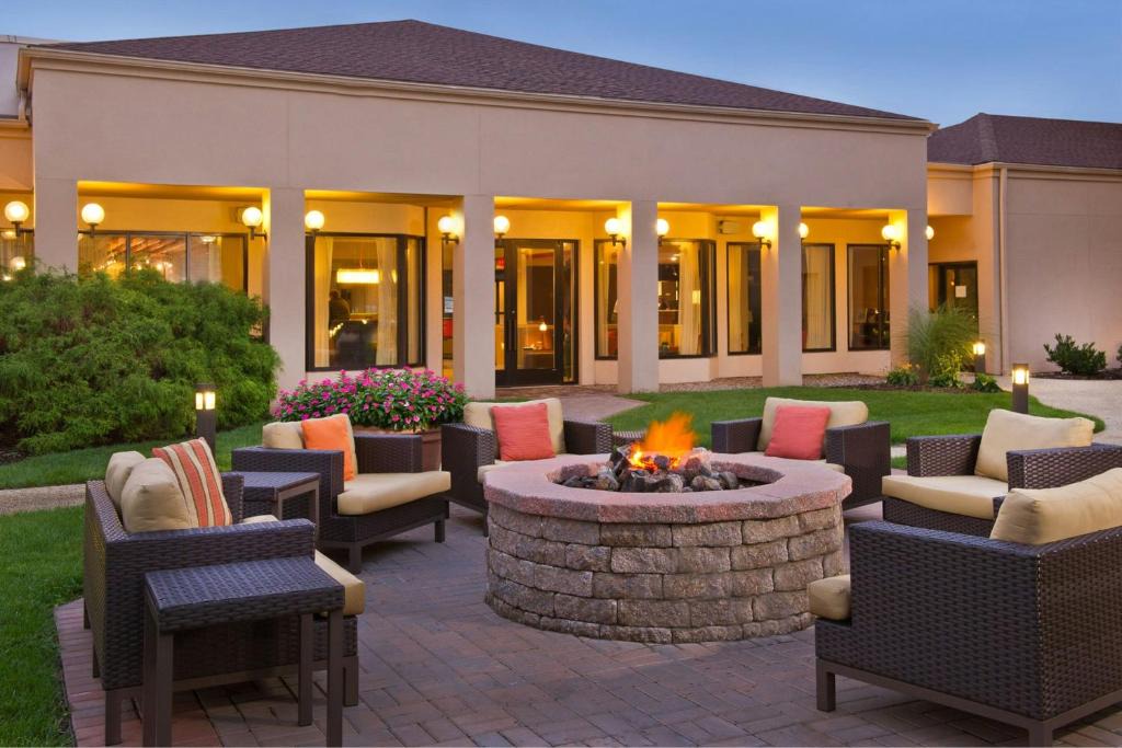 Mount Laurel Hotel | Courtyard by Marriott Mt. Laurel