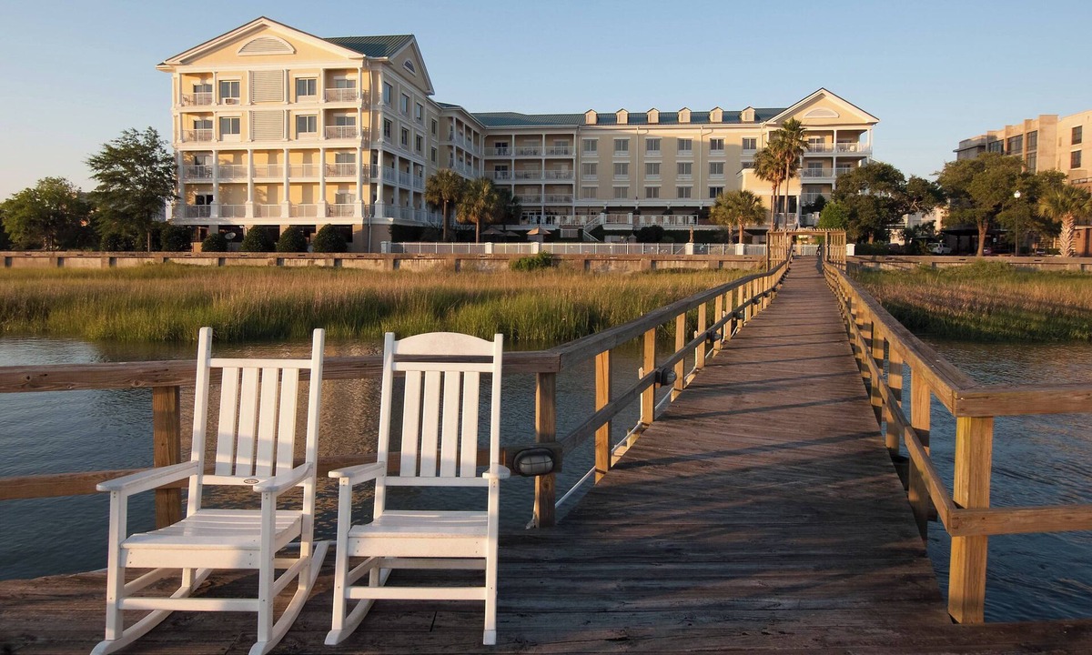 Downtown Charleston Hotel | Courtyard Charleston Waterfront by Marriott