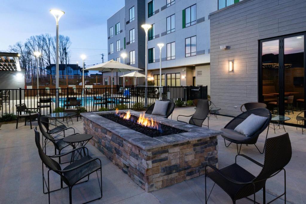 Dixie - Berryhill Hotel | Courtyard Charlotte Steele Creek