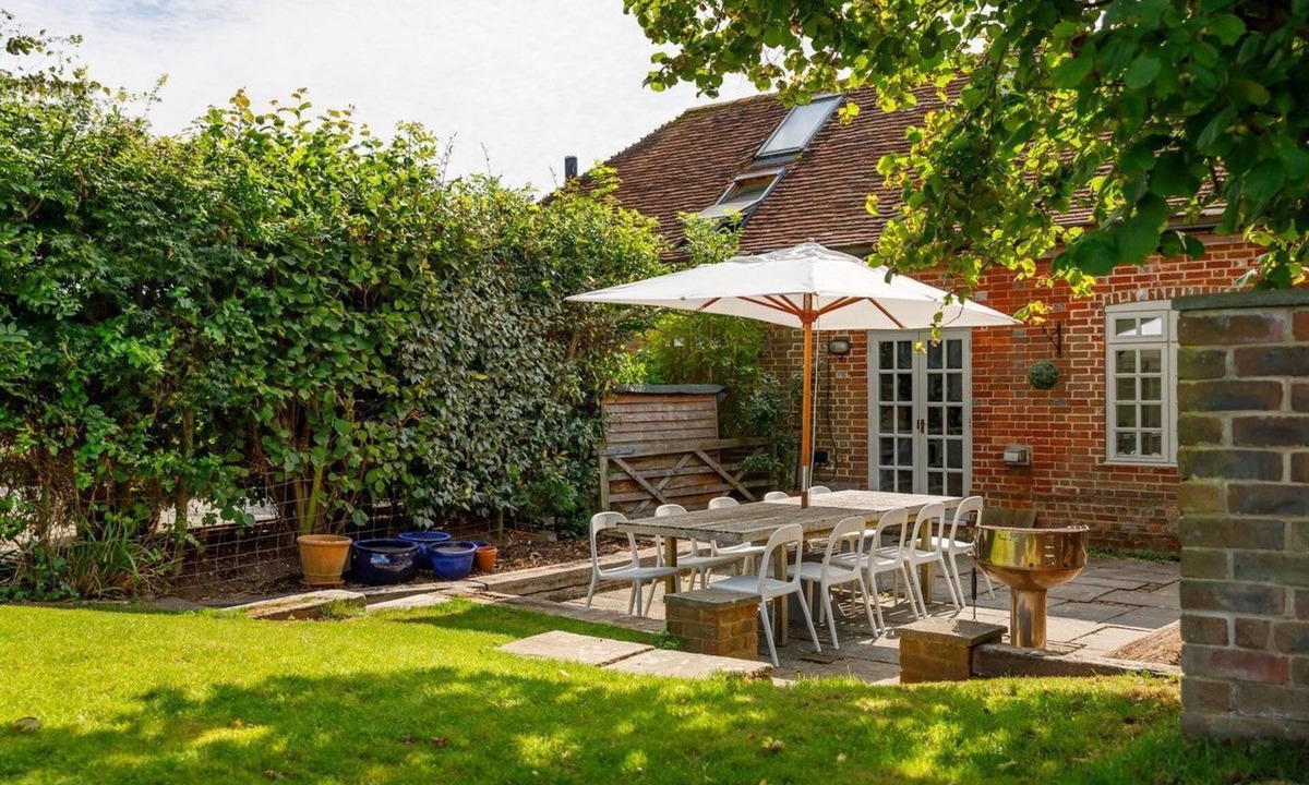 Pulborough Cottage | Courtyard Cottage, Pulborough - sleeps 5 guests in 3 bedrooms