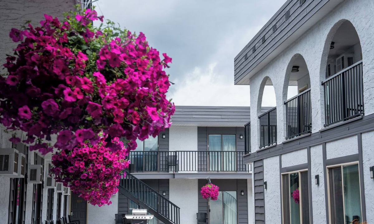 Vernon Hotel | Courtyard Inn Vernon