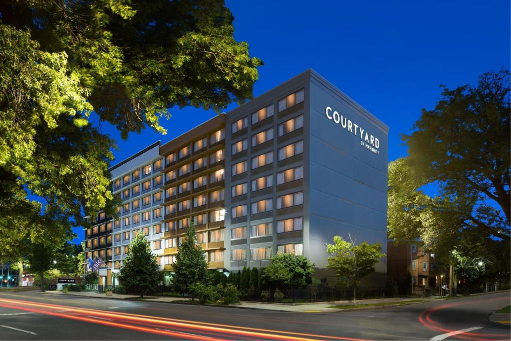 Dwight Hotel | Courtyard New Haven at Yale