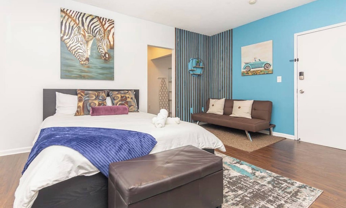 Little Haiti Apartment | Courtyard Studio Free parking near Wynwood & Design District.