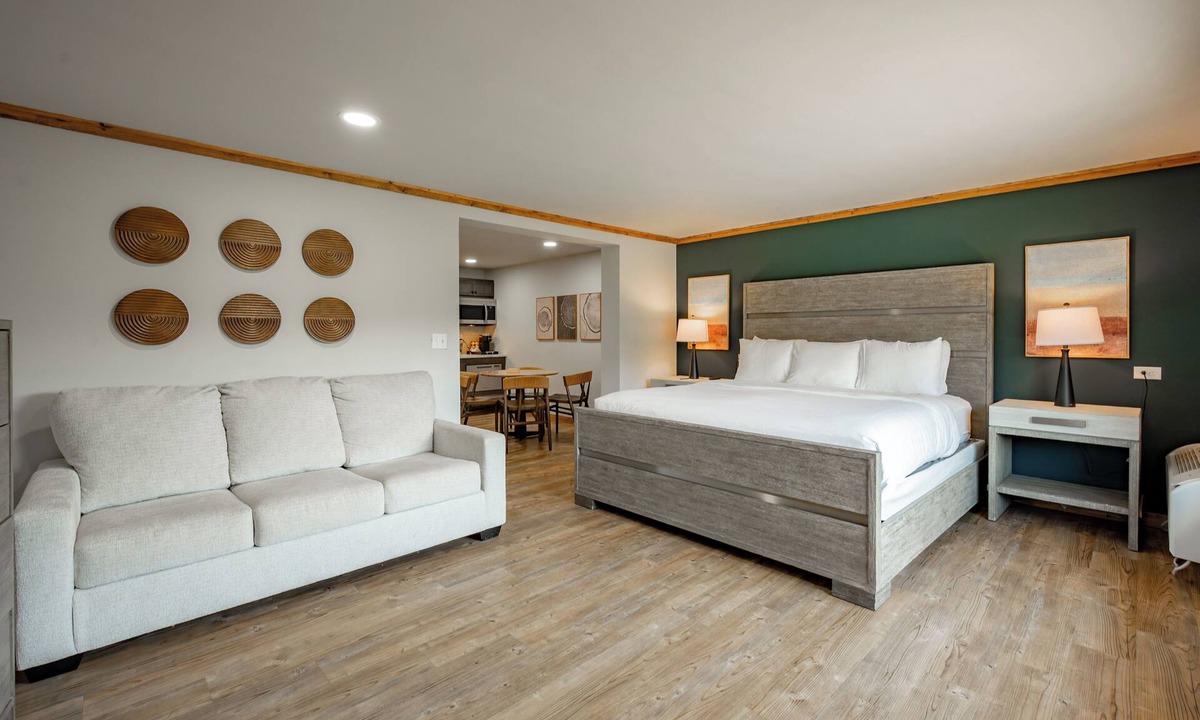 Thayerville Hotel | Cove Creek Lodge: 104 Poolside Executive King Suite