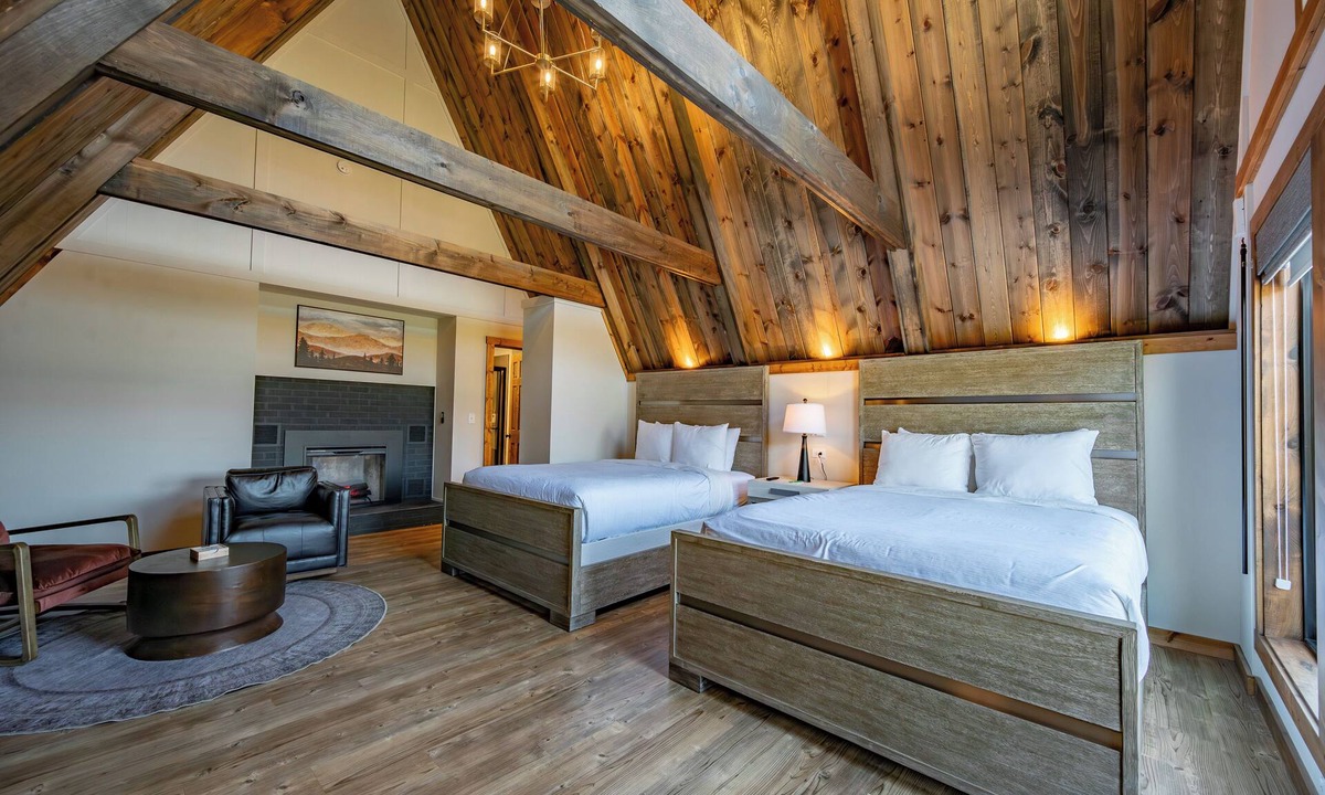 Thayerville Hotel | Cove Creek Lodge: 201 Poolside Double Queen Fireplace Room
