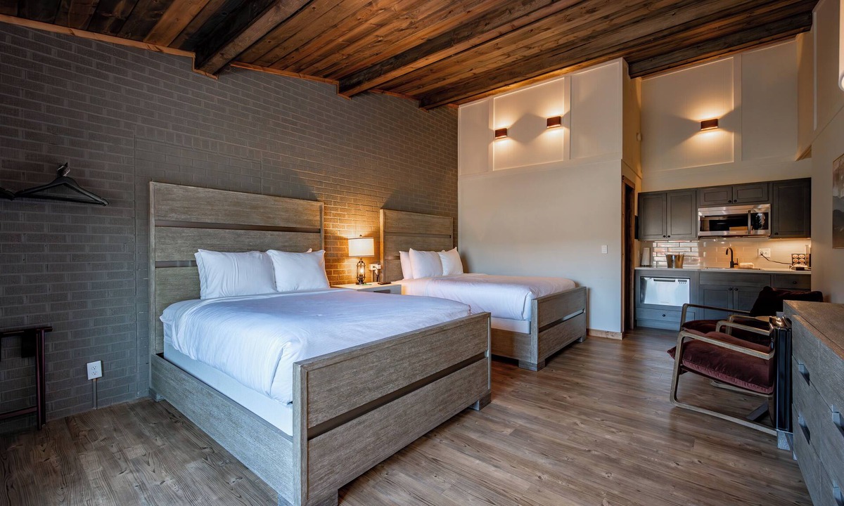 Thayerville Hotel | Cove Creek Lodge: 203 Poolside Double Queen Room