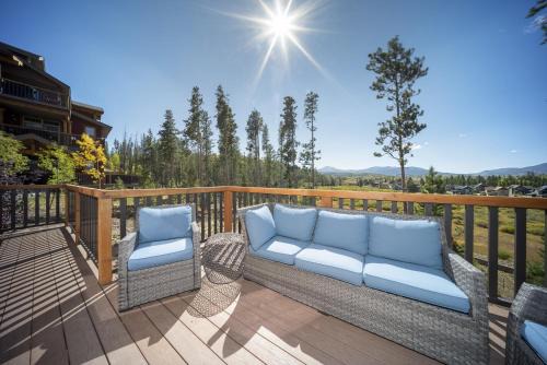 Fraser Apartment | Cozens Pointe E 102 condo