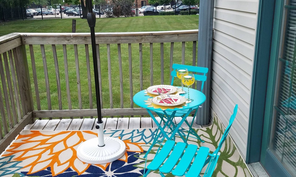 Bronzeville Apartment | Cozy 1-2 BR APT w/fireplace & Patio/Deck