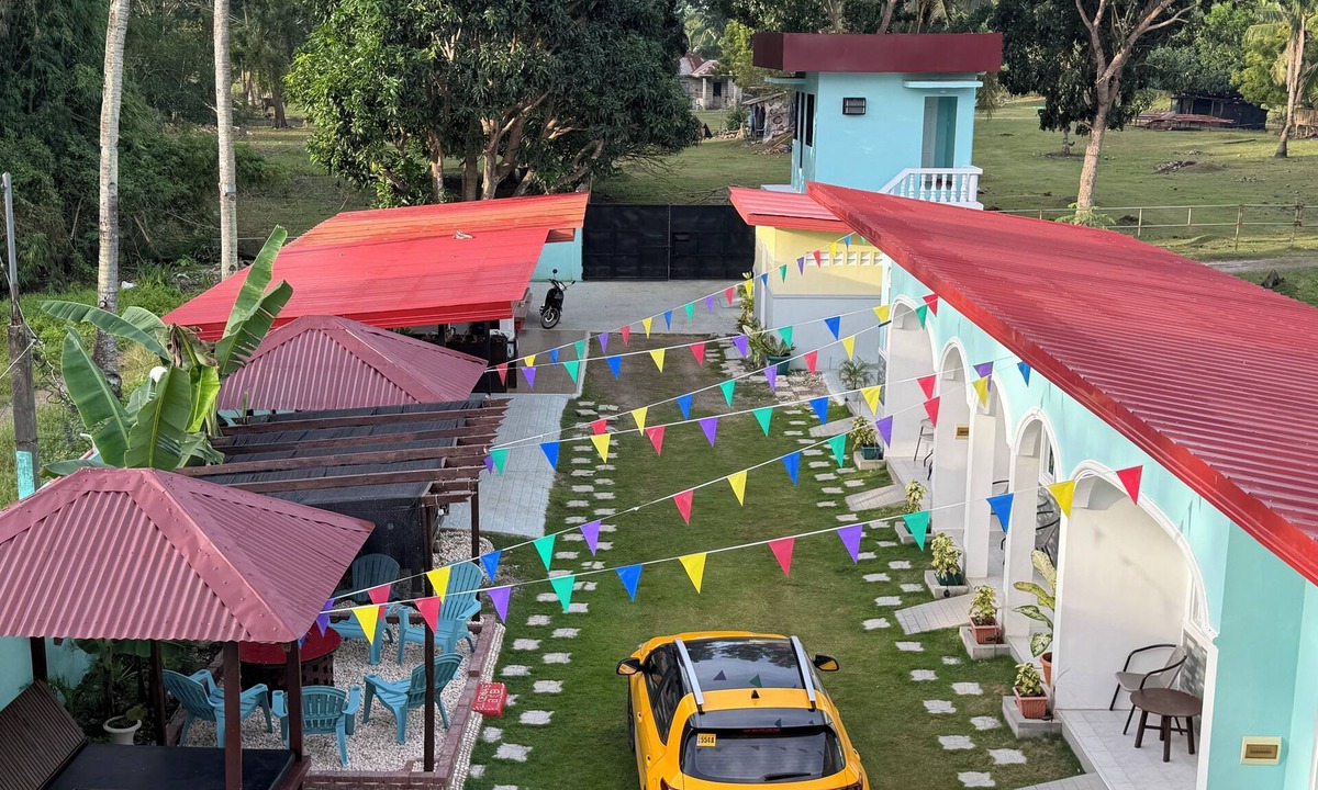 San Remigio Bed & Breakfast | Cozy 1 Bed & Bath with Ac/Wifi/Karaoke and free use of Kitchen amenities