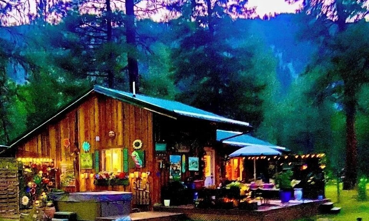 Darby Cabin | Cozy 1-bed cabin couples get-away w/hot tub and Starlink high-speed internet