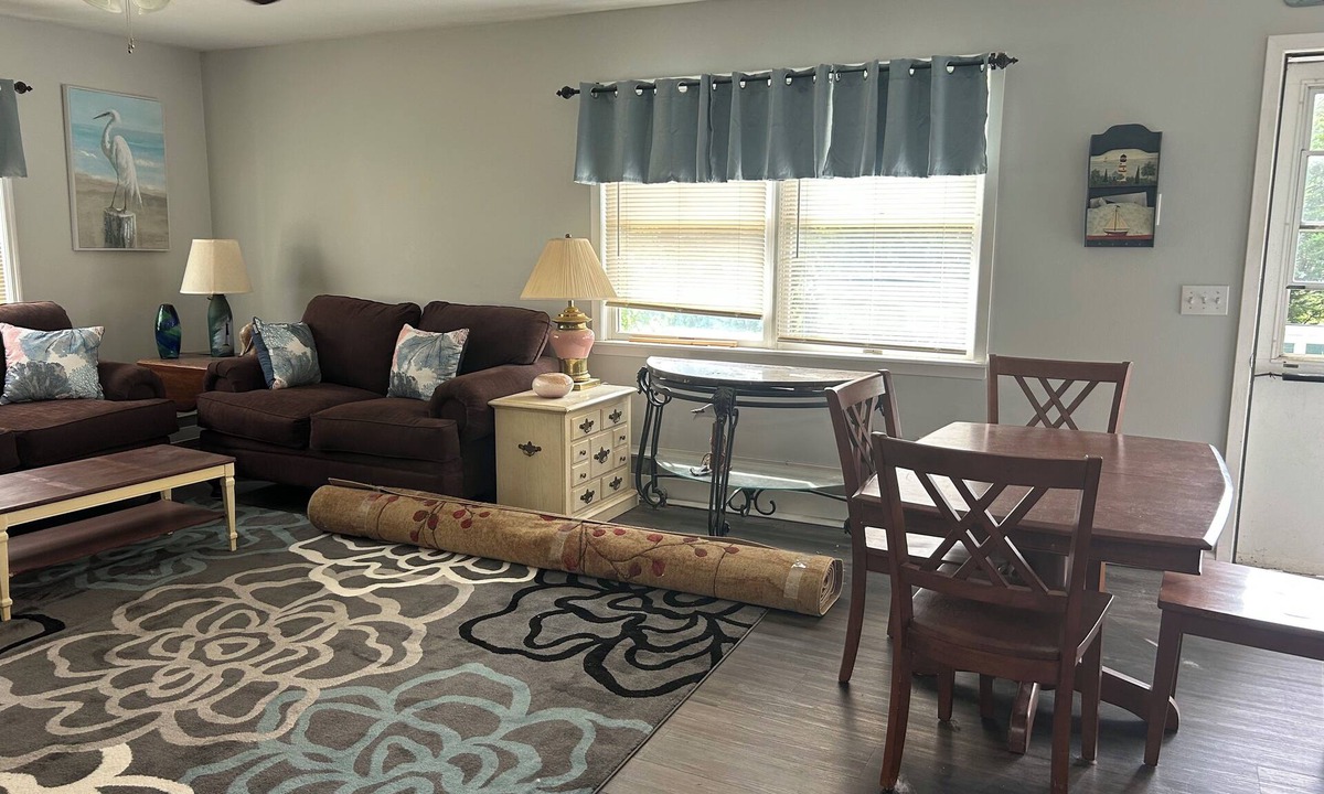 Calverton Apartment | Cozy 1-bedroom apartment in Private Home in Baiting Hallow with AC