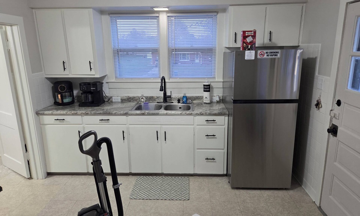 Springfield House | Cozy 1-bedroom building in terrific Springfield with AC
