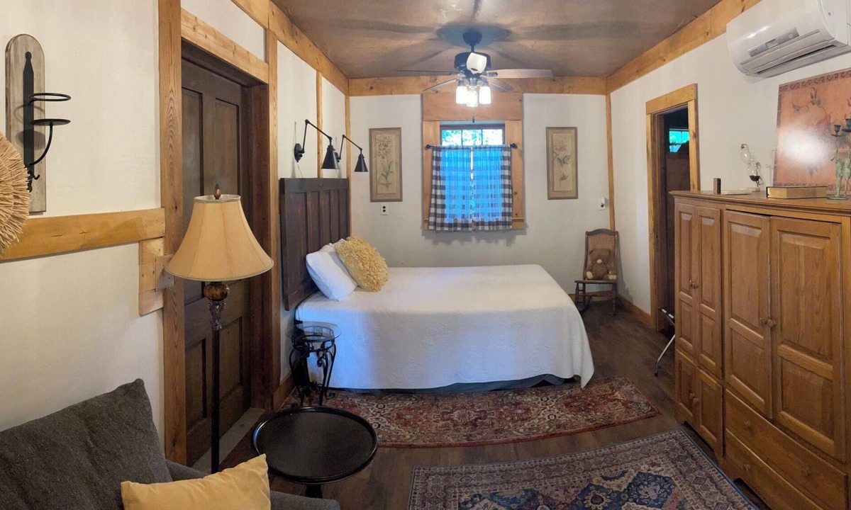 Darlington House | Cozy 1-bedroom bungalow in quaint Darlington with AC