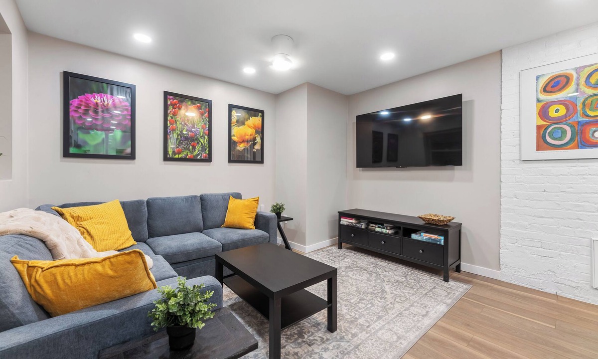 Cincinnati Apartment | Cozy 1-bedroom w/AC, WiFi - Heart of the Clifton Gaslight District.