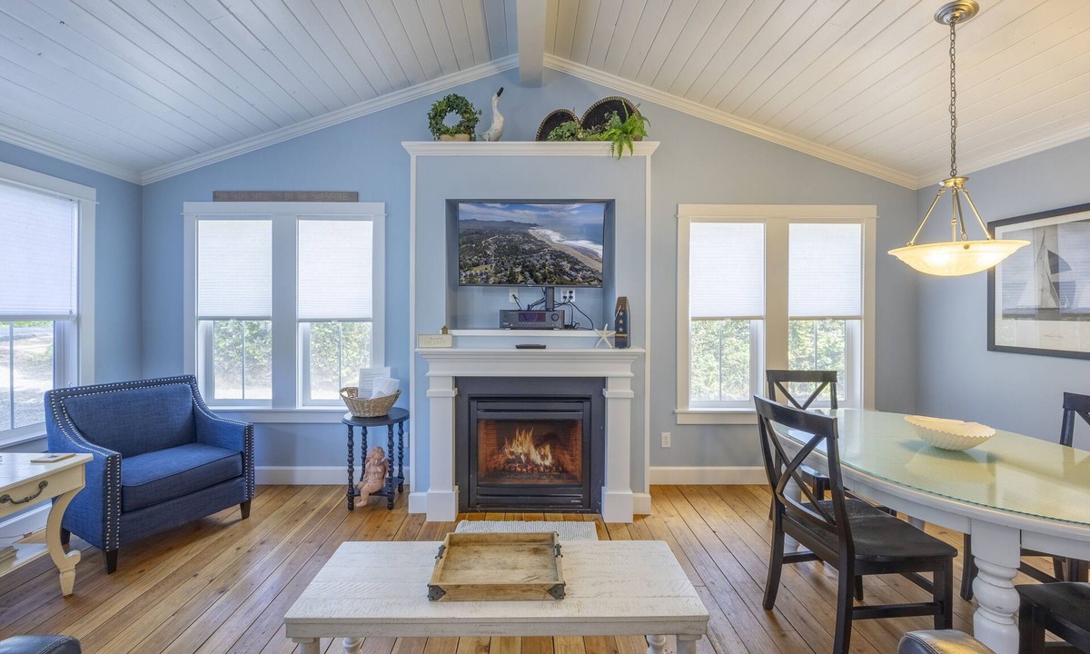Lincoln Beach Cottage | Cozy 1 Level 2 BR Cottage | Hot Tub | King Bed!