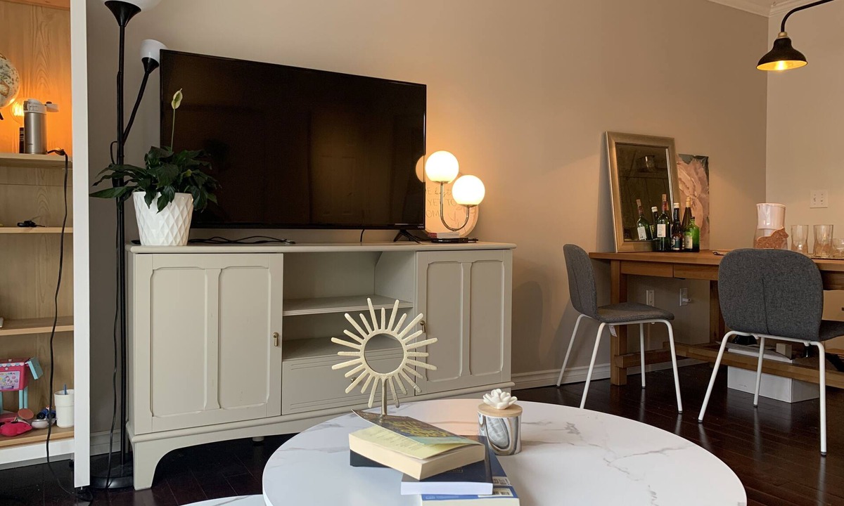 Shaganappi House | Cozy 17 Ave 2bed 2bath townhouse. Walk distance to CTrain. Minutes to DT.