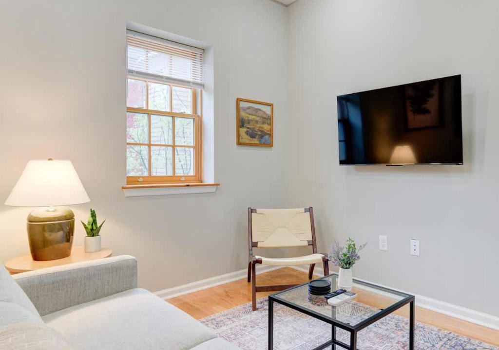 Rittenhouse Row Apartment | Cozy 1BD With Balcony