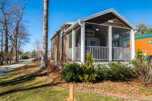 Upward House | Cozy 1BR Tiny Home with Pool Access and Free Tix