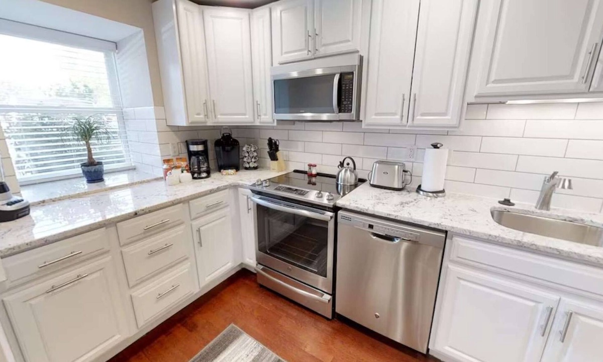 Mount Adams Condo | Cozy 2 Bdrm/1 Bath Condo near Eden Park