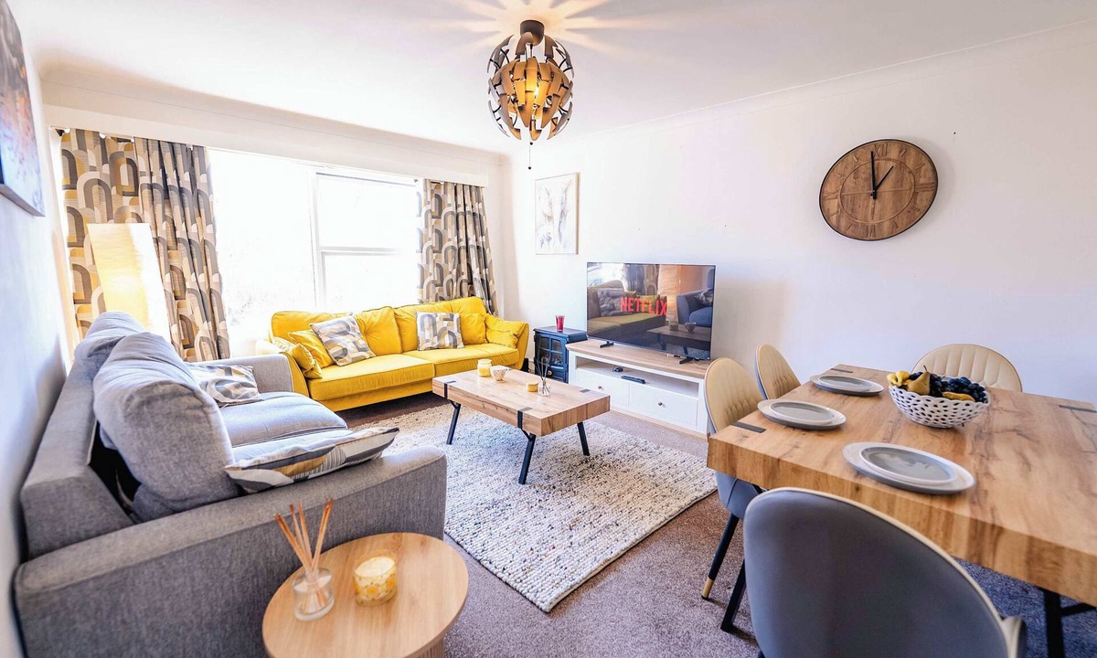 Cyncoed Apartment | Cozy 2-Bed, 1-Bath with Free Parking, Close to Roath Park