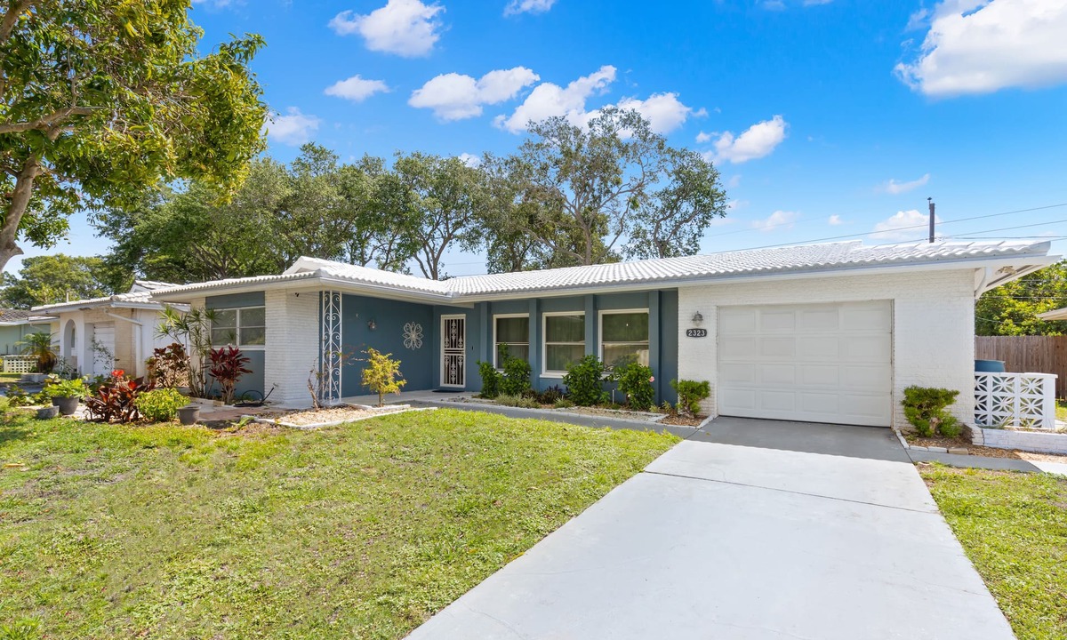 Clearwater House | Cozy 2 Bed 2 Bath Home Near Beaches and Downtown Dunedin.