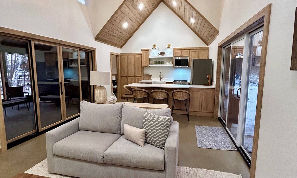 Ossipee Cabin | Cozy 2 bed/2 bath lakeside retreat w/3 season porch & firepit. Close to Nisswa