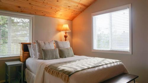 Irwin House | Cozy 2-bed cabin looking over Palisades Lake