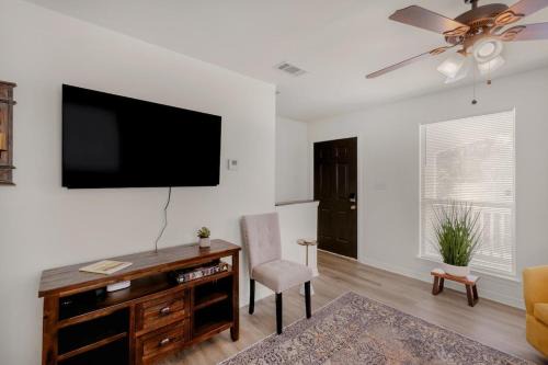 Biloxi House | Cozy 2 Bed Duplex Just Blocks from Downtown Biloxi!