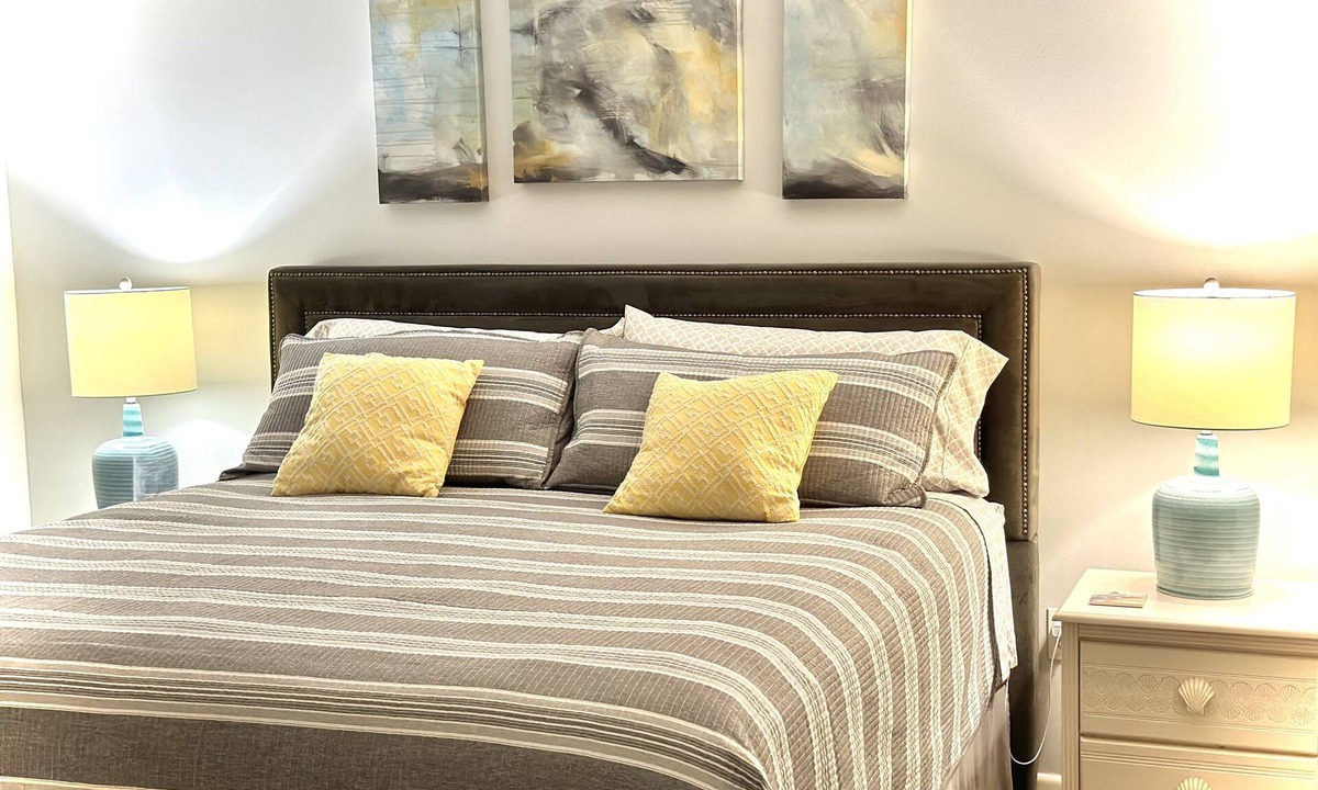 Central Naples Condo | Cozy 2-bedroom condo with AC, WiFi in fantastic Naples