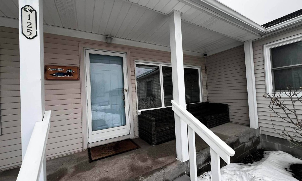 Algonac House | Cozy 2 bedroom corner canal cottage in gorgeous Algonac with AC.